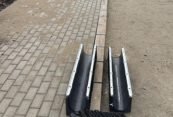 Lineáris folyókák beépítés előtt – kombi térkő szegéllyel