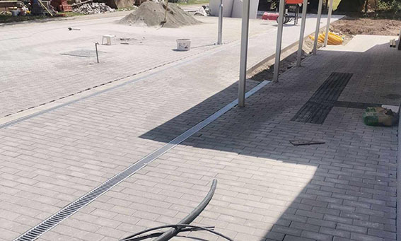 Antracit-szürke kombi járda – új építésű családi ház