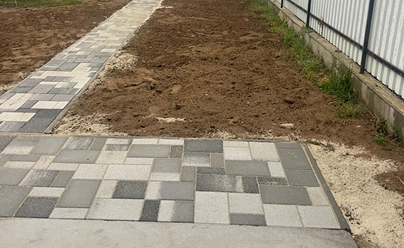 Prémium nagylap terasz – kivitelezés közben, vágáseszközzel